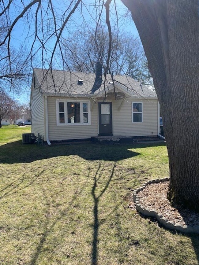 Building Photo - 3 Bedrooms, 1 Bathroom Single Family Home in Brainerd, MN w/garage