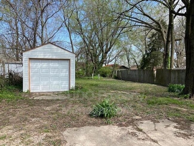 Building Photo - 623 N Highland Dr