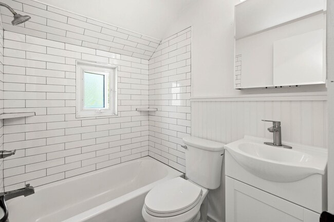 Building Photo - AVAILABLE OCT 1ST! DON'T MISS THIS RENOVAT...