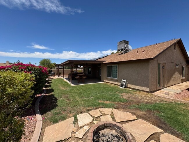 Building Photo - 7249 W Sunnyside Dr