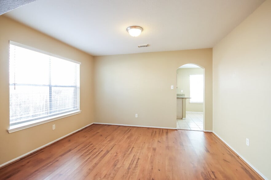 Building Photo - 2610 Heather Knoll Dr