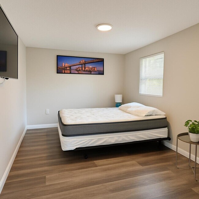 Building Photo - 6208 Pinewood Village Cir W