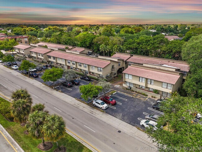 Building Photo - 2590 Coral Springs Dr