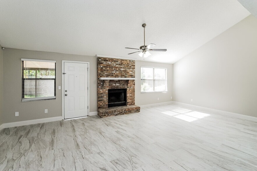 Building Photo - 6173 Island Forest Dr