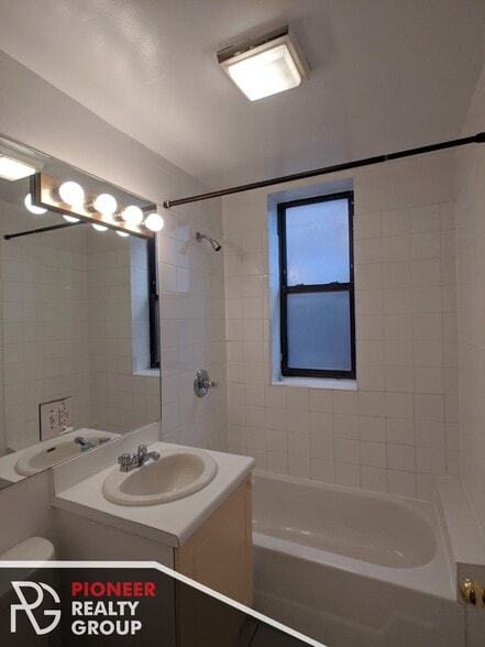 Building Photo - 914 W Dakin St