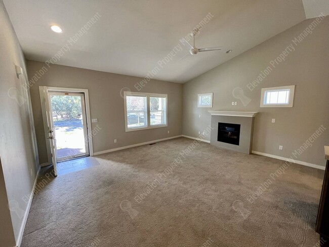 Building Photo - Updated single level 3 BR home in SE Bend ...