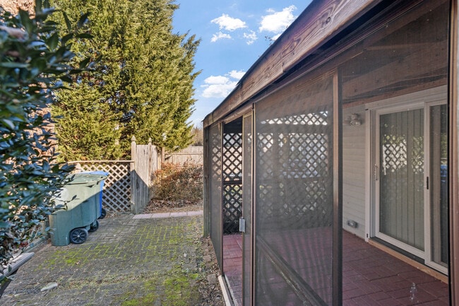 Building Photo - 101 Stoneham Dr