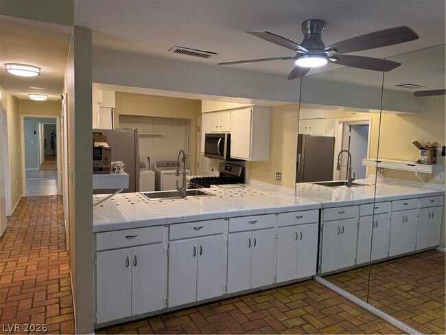 Building Photo - 1390 Hialeah Dr