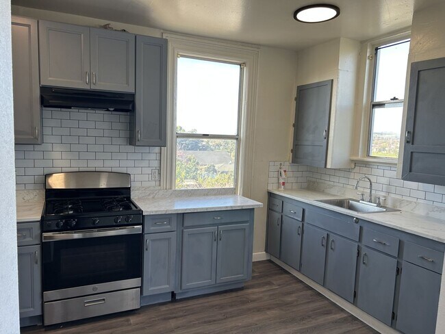 Building Photo - Spacious Remodeled Victorian Unit