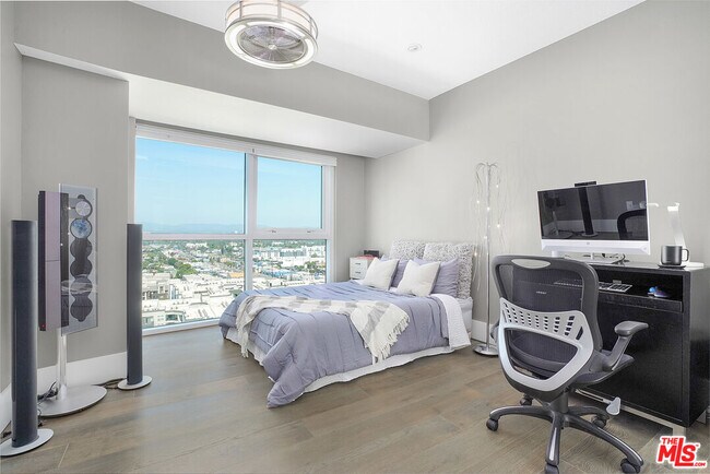 Building Photo - 13600 Marina Pointe Dr