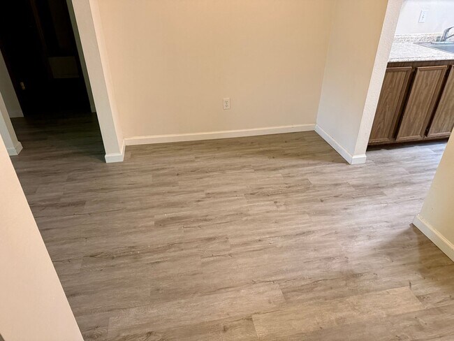 Building Photo - Single level top floor 2 bed Flat w/nice sized deck
