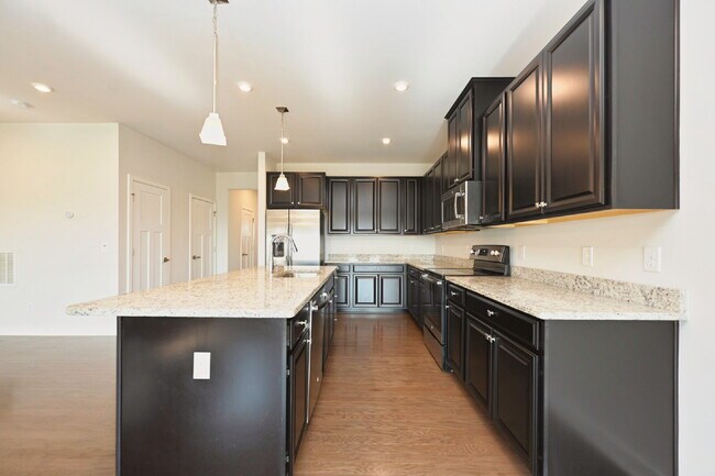 Building Photo - Rent to Own Option - Beautiful, like new 3BR/2.5BA townhouse in Goodlettsville