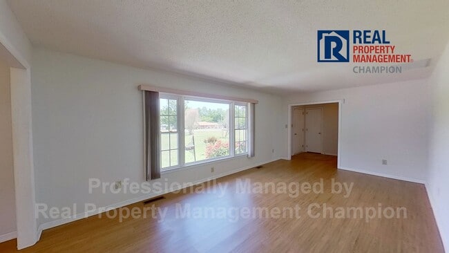 Building Photo - Spacious Ranch Home on 3 Acres