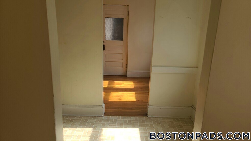 Building Photo - 53 Fellsway W