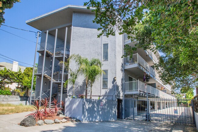 Building Photo - 472 Jean