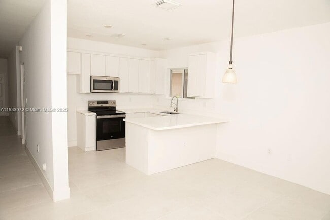 Building Photo - 273 SE 32nd Ave