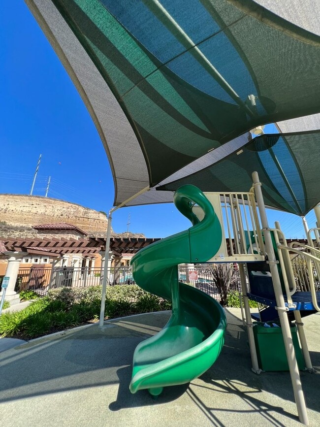 Building Photo - Luxury Tri-Level Townhome – Terraces at Es...