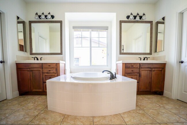 Building Photo - Exceptional estate Located In the highly desirable College Park Community.