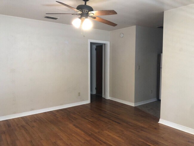 Building Photo - Great 2 BR 1 BA w/ Stack Washer/Dryer