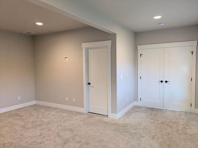 Building Photo - Beautiful 3+ bed, 3 bath home with 4 car garage, VIEWS, chef's kitchen and much more!