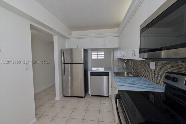 Building Photo - 806 N Miami Beach Blvd