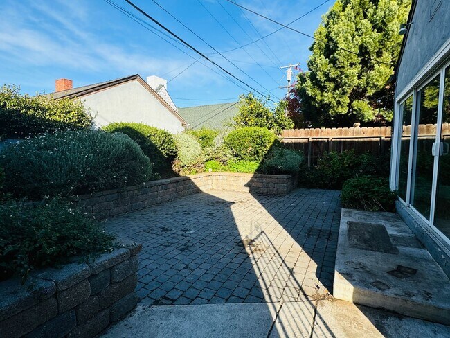 Building Photo - Charming 2 Bed, 2 Bath Home near UOP