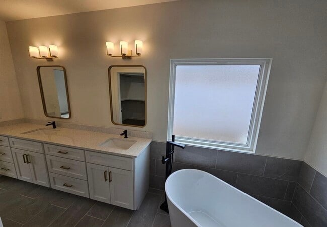 Building Photo - 301 Primrose Pt