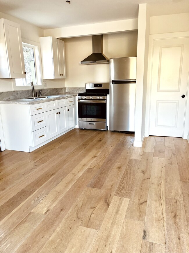 Marble countertop & stainless appliances - 4726 Glenalbyn Dr