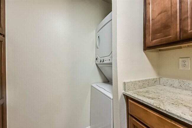 Building Photo - 1860 White Oak Dr
