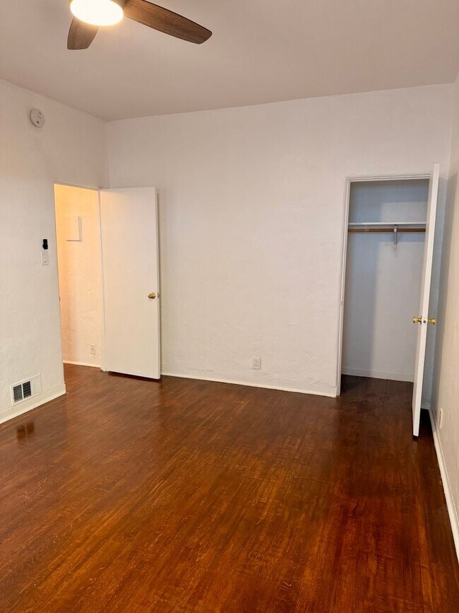 Building Photo - 2166 Beachwood Terrace