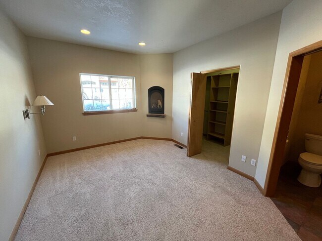 Building Photo - Spacious 3 Bed/3.5 Bath Home with Two Prim...