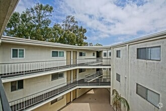 Building Photo - Bright & Spacious, Top-Floor 3BR3BA Condo ...