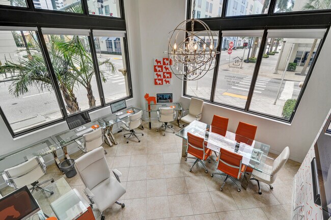 Building Photo - 801 S Olive Ave