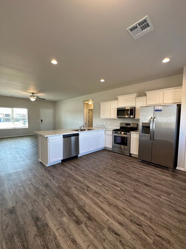 Building Photo - *Pre-leasing* Three Bedroom | Two Bathroom...