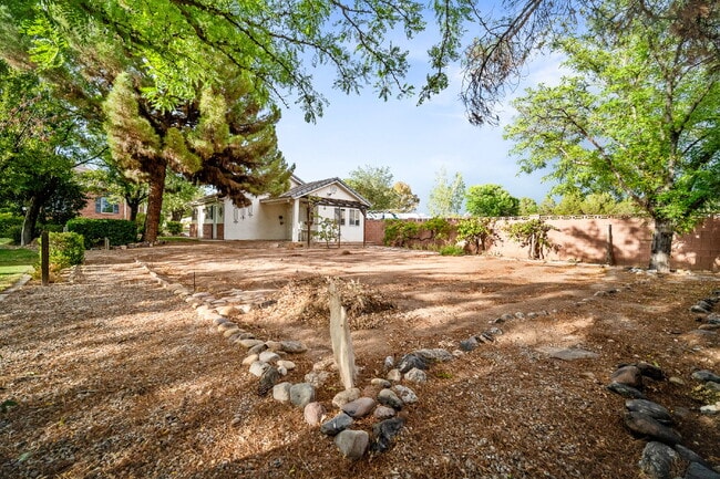Building Photo - "Spacious 4-Bedroom, 4.5 Bathroom 4792 sq. ft. Retreat with Scenic Views and Cozy Fireplace in St...