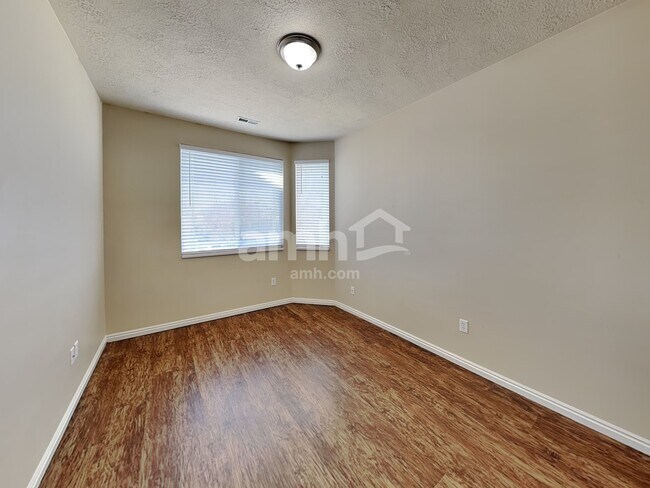 Building Photo - 738 Skipton Dr W