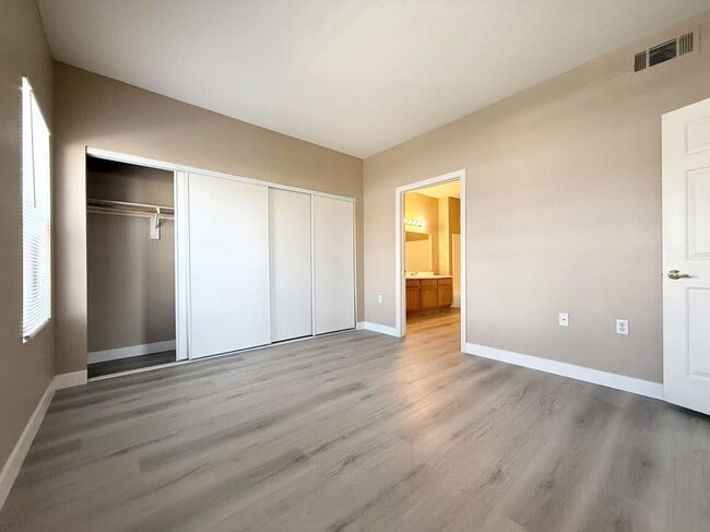 Building Photo - Gated condo boasts 2 bedrooms and 2 bathrooms