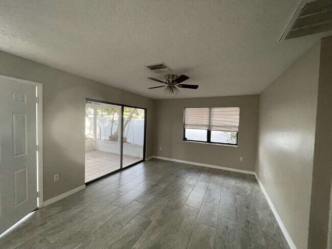 Building Photo - Charming 2-Bed Duplex with Ample Space on W Belmar St, Lakeland!