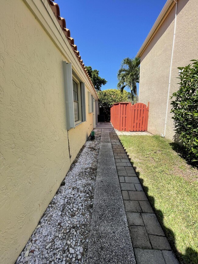 Building Photo - 2575 La Cristal Cir