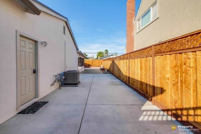 Building Photo - Stylish San Jose Home and Private Yard