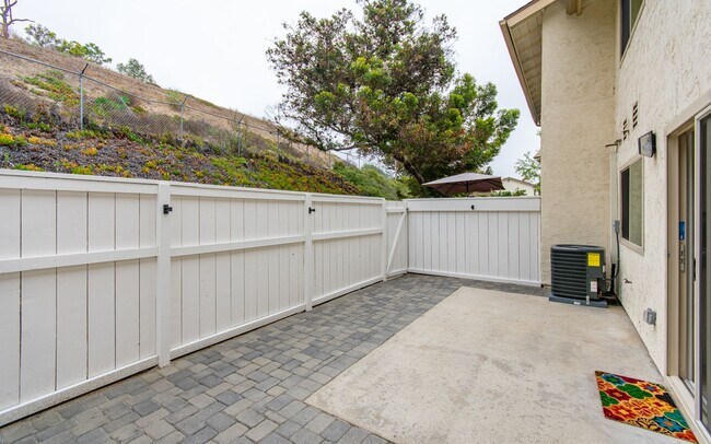 Building Photo - 3 Bedroom, 2.5 Bathroom Townhome!