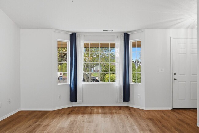 Building Photo - 313 S Nectarine St