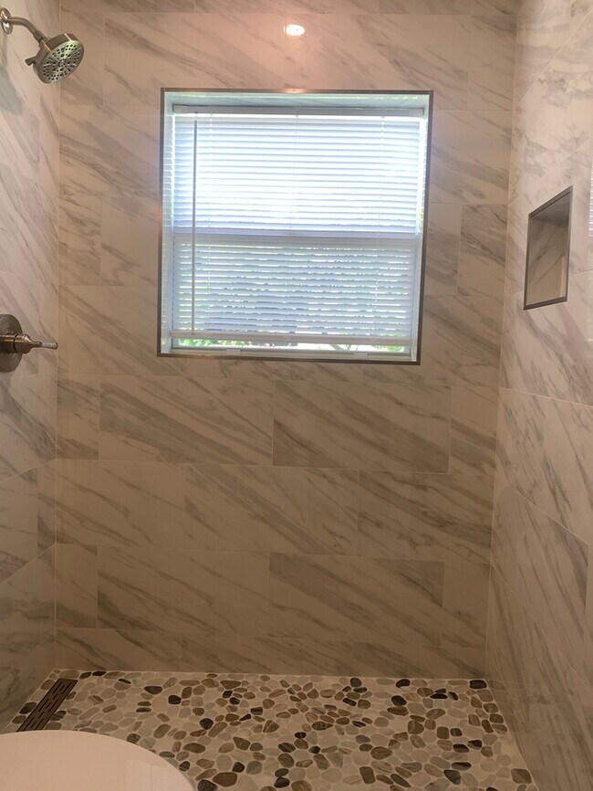 Building Photo - REMODELED 2 BR, 1 BATH 1 CAR GARAGE !