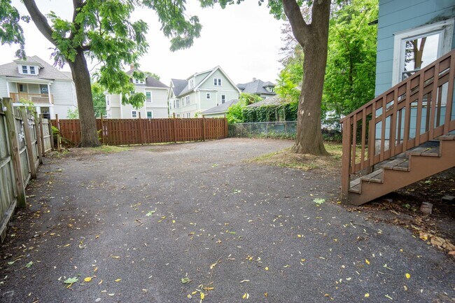 Building Photo - Spacious 5 Bed/2 Bath Single Family Home W...