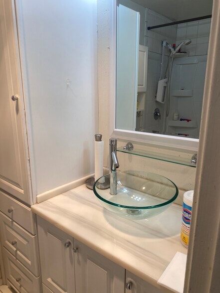 Master Bathroom - 2540 Clairemont Dr