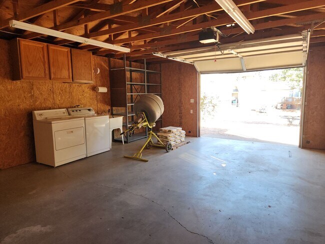 Building Photo - 2 Bed / 1 Bath with Oversized single car garage