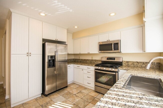 Building Photo - Spacious 3BR Condo with Pool View in Tangl...
