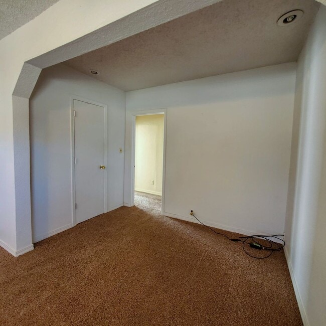 Building Photo - 3 Bedroom home in Shawnee