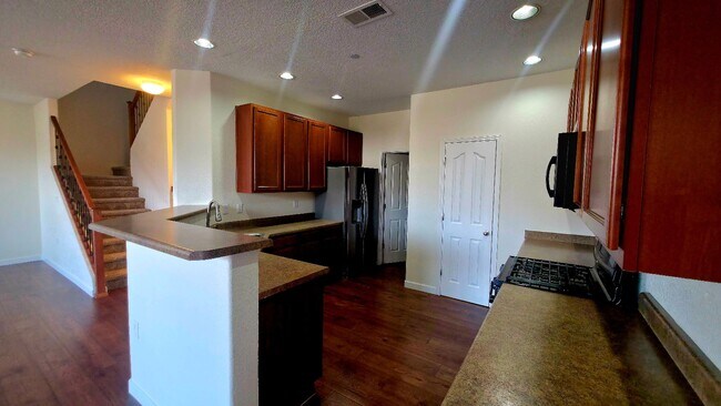 Building Photo - 3 bedroom 2.5 bathroom Townhome