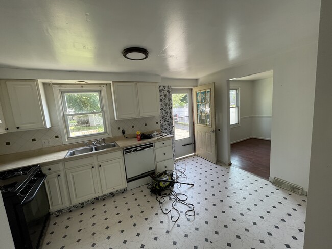 Building Photo - 165 Berehaven Dr